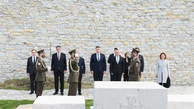 Predsjednici Sabora i Vlade položili vijence na Oltaru domovine